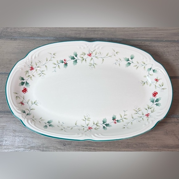 Pfaltzgraff Winterberry Oval Bread Tray 12”x7.5” Discontinued Christmas Holiday - Picture 4 of 5